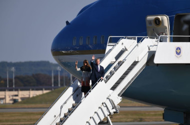 米トランプ大統領を乗せた米専用機エアフォースワンが11月5日午前、東京の横田基地に到着した（TOSHIFUMI KITAMURA/AFP/Getty Images）