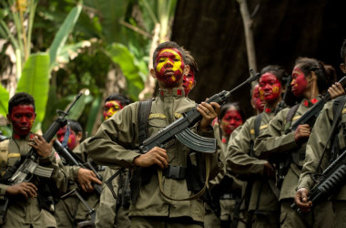 フィリピン共産党のゲリラ組織「新人民軍」の兵士（NOEL CELIS/AFP/Getty Images）