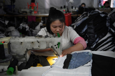 中国清華大学の調査によると、新型肺炎の影響で3分の1の中小企業が1カ月後に倒産する恐れがある。北京の縫製工場で働く女性。写真は2017年10月に撮影（GREG BAKER/AFP/Getty Images）