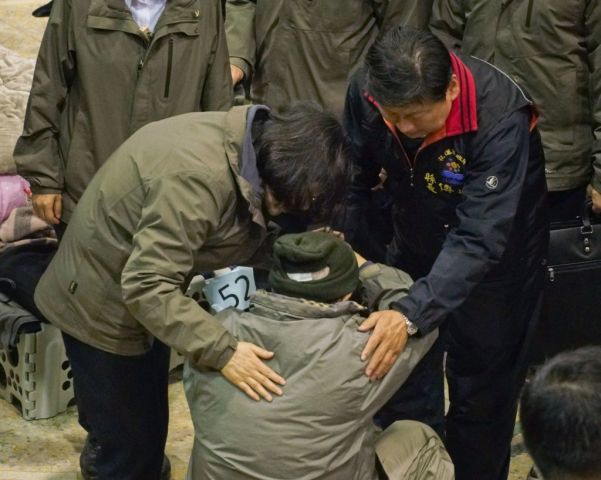 蔡英文総統は8日、避難所で被災者を見舞う（PAUL YANG/AFP/Getty Images）