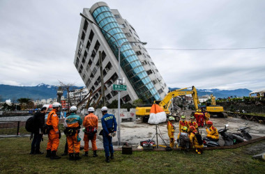 6日深夜起きた台湾地震で倒壊した12階建て集合住宅兼ホテル「雲門翠堤大楼」。（ANTHONY WALLACE/AFP/Getty Images）