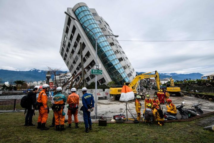 6日深夜起きた台湾地震で倒壊した12階建て集合住宅兼ホテル「雲門翠堤大楼」。（ANTHONY WALLACE/AFP/Getty Images）