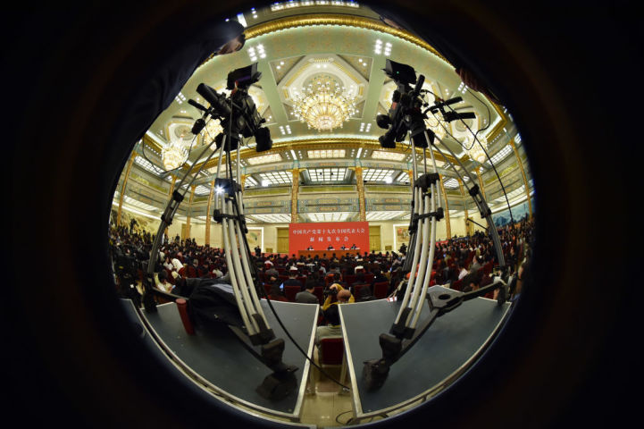 中国共産党政権はグローバル規模でソフトパワーを浸透させ、諜報活動を展開している。2017年10月、第19回中国共産党全国代表大会が開催された北京の人民大会堂に集まるメディア（VCG/VCG via Getty Images）