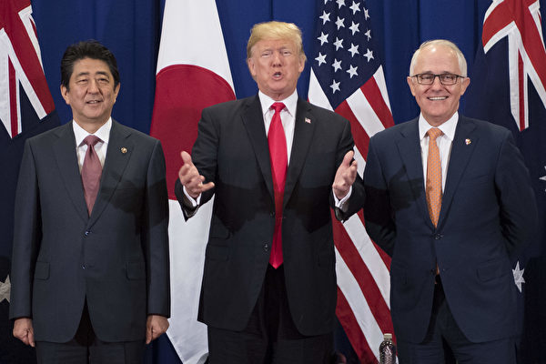 ロイター通信によると、日米豪印は中国当局の一帯一路構想に対する代替策を検討している。写真は（左から）安倍晋三首相、米トランプ大統領、豪ターンブル首相（JIM WATSON/AFP/Getty Images）
