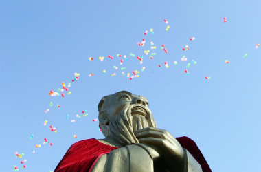中国政府の管理機関「孔子学院は2007年9月28日、孔子の生誕を祝う式典で風船が飛ぶ（China Photos/Getty Images）