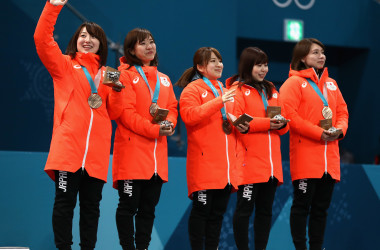 写真 日本カーリング女子 銅メダル獲得