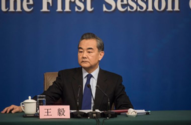 中国外交部の王毅・部長（64）は8日の記者会見において、日本に好感を持つ国民、いわゆる「精日分子」について、「中国人の堕落者だ」と発言した。（DUFOUR/AFP/Getty Images）