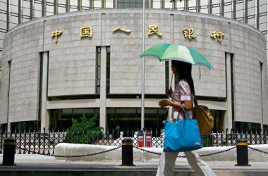 中国人民銀行（中央銀行）は6日、今月16日から預金準備率を0.5％引き下げると発表した（TEH ENG KOON/AFP/Getty Images）