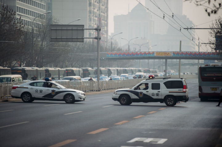 3月27日、北朝鮮の金正恩委員長は、北京の迎賓館である魚釣台国賓館を訪問しているとされ、周辺道路を封鎖する中国警察車両（FRED DUFOUR/AFP/Getty Images）