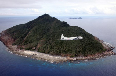 2011年、尖閣諸島周辺を巡航する海上自衛隊の哨戒機P-3C （Japan Pool/AFP/Getty Images）