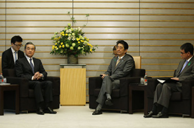 安倍首相が16日中国の王毅外相と会談を行った（AFP PHOTO/POOL/TORU HANAI）