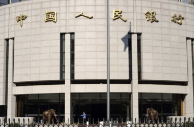 中国人民銀行が7日国内景気の刺激策として、今年4回目となる預金準備率の引き下げを発表したが、8日中国株市場相場が下落し、対ドルで人民元安が一段と進んだ。(AFP)