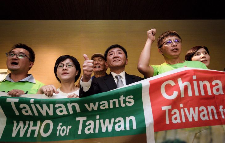 ジュネーブで開かれたWHAで、参加を求める台湾代表。写真は2018年5月に撮影されたもの。（FABRICE COFFRINI/AFP/Getty Images）