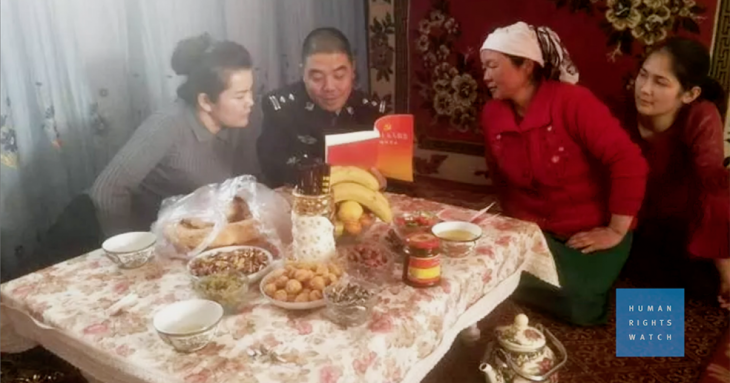 ウイグル族家族の家に中国共産党政府職員がホームステイしている（Human Rights Watch）