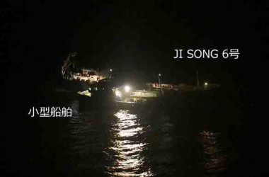 防衛省によると5月19日、北朝鮮タンカーと中国国旗と見られる旗を掲げた船籍不明の船舶が、海上で荷渡しを行っていた疑いがあると発表。外務省は国連に報告した（防衛省発表資料）