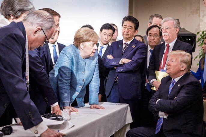 G7シャルルボワサミットで顔を突き合わせて会議する首脳たち（ドイツ政府公開）