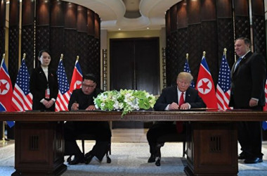 6月12日、初の米朝首脳会談を終え、合意文書に署名するトランプ米大統領と金正恩朝鮮労働党委員長（SAUL LOEB/AFP/Getty Images）