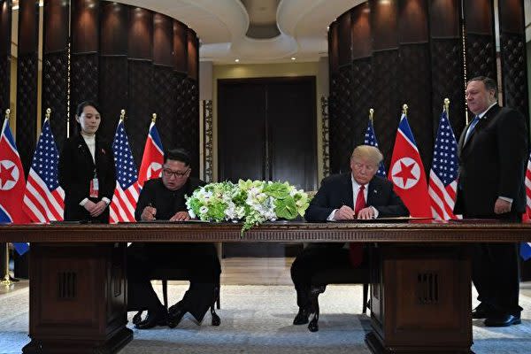 6月12日、初の米朝首脳会談を終え、合意文書に署名するトランプ米大統領と金正恩朝鮮労働党委員長（SAUL LOEB/AFP/Getty Images）
