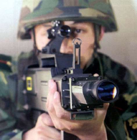 レーザー銃を構える中国人民解放軍兵士（China Military Online）