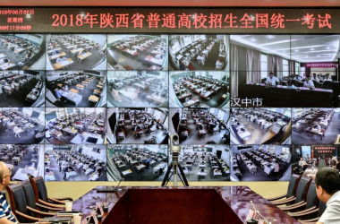 2018年6月7日、中国陕西省西安で、一年に一度の全国大学入試（高考）が行われた。監視カメラで高校生たちの様子を監視する監視員（VOA）