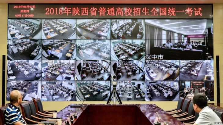 2018年6月7日、中国陕西省西安で、一年に一度の全国大学入試（高考）が行われた。監視カメラで高校生たちの様子を監視する監視員（VOA）