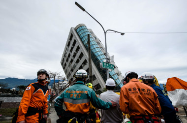 台湾花蓮地震の被災地入りした日本の救助隊。（ANTHONY WALLACE/AFP/Getty Images）