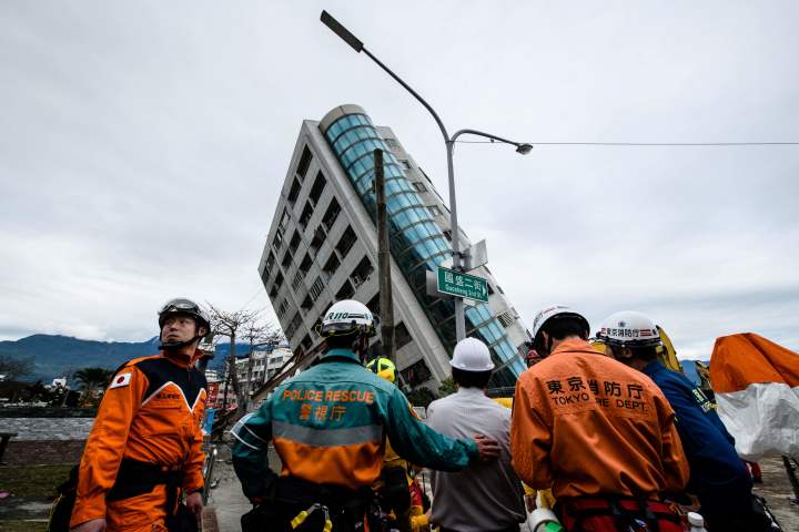 台湾花蓮地震の被災地入りした日本の救助隊。（ANTHONY WALLACE/AFP/Getty Images）