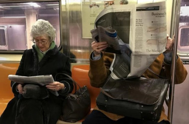 2017年2月、ニューヨーク市マンハッタンの地下鉄車内で新聞を読む人々（GettyImages）