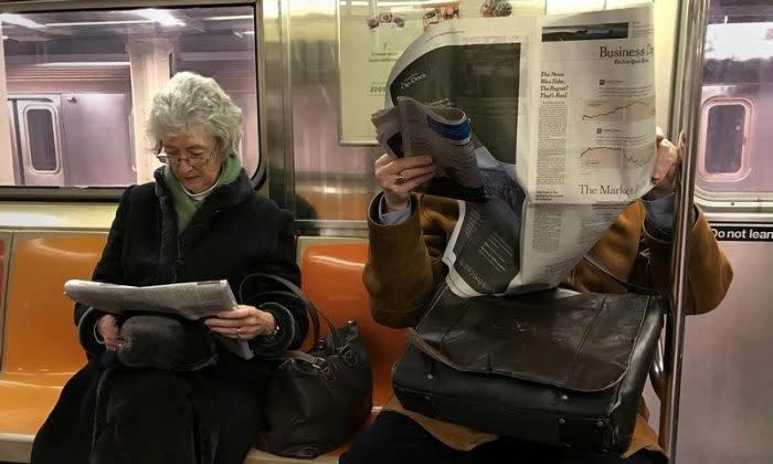 2017年2月、ニューヨーク市マンハッタンの地下鉄車内で新聞を読む人々（GettyImages）