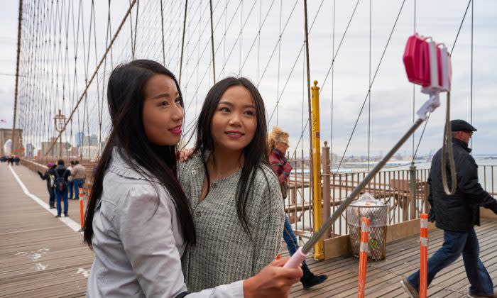2016年3月、二人の中国人旅行者がニューヨーク市内で「自撮り」している （Sorbis/Shutterstock.com）