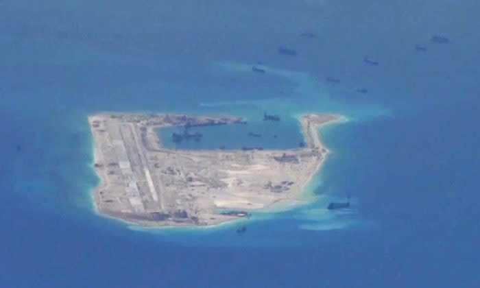 南シナ海スプラトリー諸島にある、ファイアリークロス礁を人工的に軍事拠点に変える中国人民解放軍 （U.S. Navy/Handout via Reuters/File Photo）