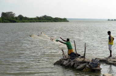 漁をするスリランカ市民スリランカ（LAKRUWAN WANNIARACHCHI/AFP/Getty Images）