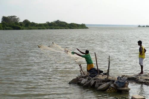 漁をするスリランカ市民スリランカ（LAKRUWAN WANNIARACHCHI/AFP/Getty Images）