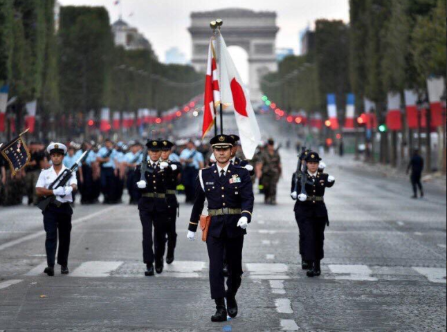 7月14日、フランスのパリで行われた革命パレードに参加し、行進する日本の自衛隊（在日仏大使館より引用）
