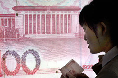 中国国家外貨管理局の発表によると、10月末時点の外貨準備高は前月比約339億ドル減の3兆530億ドルで、3カ月連続の減少となった（GOH CHAI HIN/AFP/Getty Images）