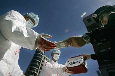 2006年、当時の胡錦涛中国主席の訪米にあわせて、サンフランシスコで「臓器強制摘出問題」のデモンストレーションを行う法輪功学習者や人権擁護者たち（JIM WATSON/AFP/Getty Images）