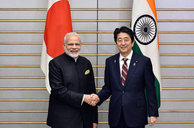2016年11月、首相官邸で安倍首相とインドのモディ首相が会談(FRANCK ROBICHON/AFP/Getty Images)