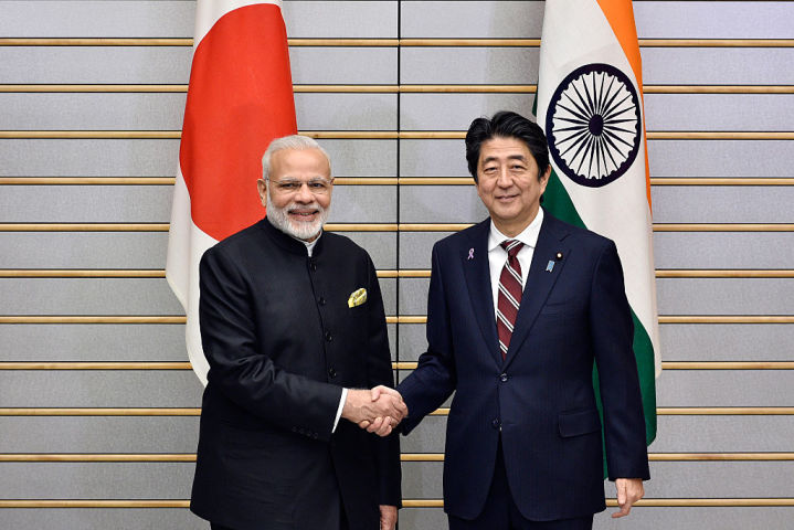 2016年11月、首相官邸で安倍首相とインドのモディ首相が会談(FRANCK ROBICHON/AFP/Getty Images)