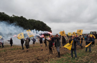 8月29日、フランス全土から集まった農業従事者100人ほどが、中国資本により土地が買収問題について反対するデモを行った（Guillame Souvant/AFP/Getty Images）