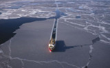北極海を進む砕氷船 （iStock Photo）