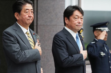 9月3日、防衛省で開かれた高級幹部会同に出席した安倍晋三首相と小野寺五典防衛大臣（TOSHIFUMI KITAMURA/AFP/Getty Images）