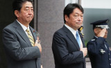 9月3日、防衛省で開かれた高級幹部会同に出席した安倍晋三首相と小野寺五典防衛大臣（TOSHIFUMI KITAMURA/AFP/Getty Images）