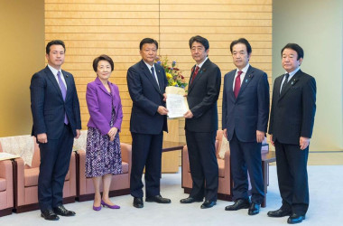 自民党の「領土に関する特命委員会」委員長の新藤義孝・議員から、決議書を受け取った安倍晋三首相(新藤義孝議員のSNSより)