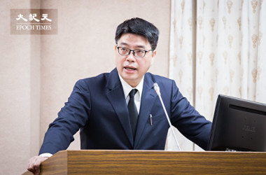 台湾大陸委員会の邱垂正・副主任委員兼報道官は17日、中国の「千人計画」に招へいされた33人の台湾技術者について「現在、逐一精査している」と発言した(陳柏州/大紀元)