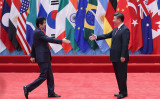 2016年9月、杭州で開かれたG20サミットで握手を交わす安倍晋三首相と習近平主席（Lintao Zhang/Getty Images）