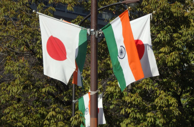 10月下旬、インドのモディ首相の来日に合わせて、霞が関では両国の国旗が掲げられた（MofaJapan_ITPR）