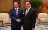 安倍晋三首相は10月25日から27日までの日程で中国を訪問した。写真は安倍首相（左）と中国の李克強首相（右）（Roman Pilipey/Getty Images）