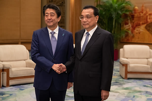 安倍晋三首相は10月25日から27日までの日程で中国を訪問した。写真は安倍首相（左）と中国の李克強首相（右）（Roman Pilipey/Getty Images）
