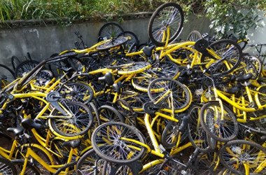 2017年5月1日、広東省深セン市内の一角で数百台のofo自転車が積み上げられていた（大紀元資料室）