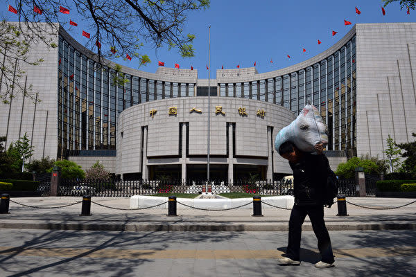 中国人民銀行（中央銀行）は2日国内金融持ち株大手5社を対象に、試験的に規制を実施すると発表した（MARK RALSTON/AFP/Getty Images）